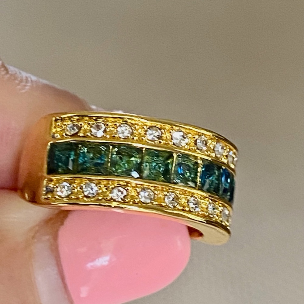 💥🌹 Green Emerald & White Sapphires ring